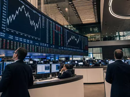 Commerzbank AG DE000CBK1001 zeigt Börsen-Editorial vom Frankfurter Trading-Floor mit großen Kursanzeigen und aufmerksamen Händlern - Foto: THN