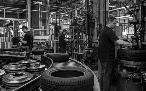 Schwarzweiß-Reportagebild dokumentiert Fabrikarbeit, thematisch verknüpft mit Continental AG, ISIN DE0005439004, Zulieferbranche Automobil - Foto: THN