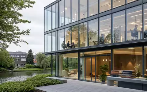 Wolters Kluwer N.V. (NL0000395903) verkörpert modernes Fachverlagswesen an ruhigem niederländischem Sitz mit Glasarchitektur - Foto: THN