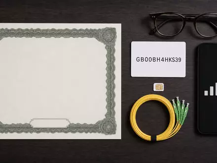 Vodafone Group plc (ISIN GB00BH4HKS39) wird hier als Flatlay mit Aktienzertifikat, ISIN-Karte und Telekommunikationsutensilien inszeniert - Foto: THN