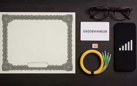 Vodafone Group plc (ISIN GB00BH4HKS39) wird hier als Flatlay mit Aktienzertifikat, ISIN-Karte und Telekommunikationsutensilien inszeniert - Foto: THN