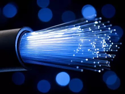 Vodafone Group plc (ISIN GB00BH4HKS39) betreibt Glasfasernetze, deren Lichtleitung diese Makroaufnahme eindrucksvoll zeigt - Foto: THN