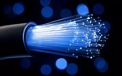 Vodafone Group plc (ISIN GB00BH4HKS39) betreibt Glasfasernetze, deren Lichtleitung diese Makroaufnahme eindrucksvoll zeigt - Foto: THN