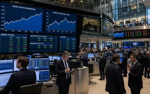 Hunting PLC GB0004225066 wird editoriell mit belebtem Börsenparkett und sektorspezifischen Energie-Charts eindrucksvoll dargestellt - Foto: THN