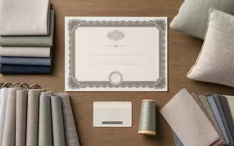 Dunelm Group plc GB0033745292 inszeniert als Flatlay ein Aktienzertifikat neben Stoffmustern und ISIN-Karte - Foto: THN