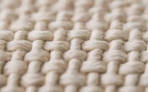 Dunelm Group plc GB0033745292 zeigt in Makroaufnahme die feine Webstruktur eines gewebten Baumwollstoffes - Foto: THN