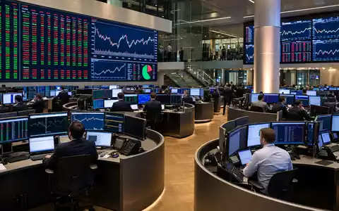 Börsen-Editorial vom Handelsraum mit Charts repräsentiert Domino's Pizza Group plc, ISIN GB0002936932, Londoner Börse - Foto: THN