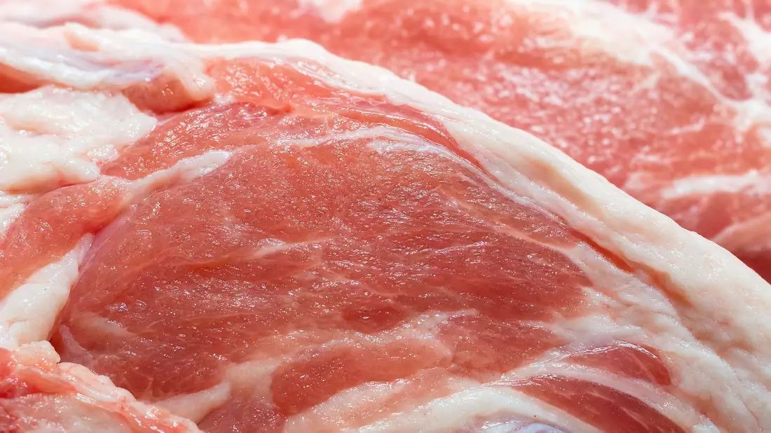 Extreme Nahaufnahme von rohem Schweinefleisch mit sichtbarer Maserung