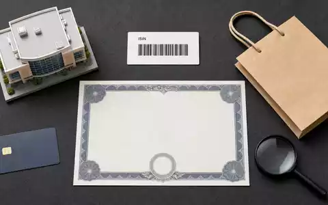 Simon Property Group US8288061091 präsentiert als Flatlay mit Aktienzertifikat, ISIN-Karte, Mall-Modell und Einkaufstasche - Foto: THN