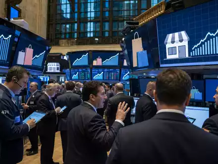 Simon Property Group US8288061091 illustriert als Börsen-Editorial mit Händlern vor Einzelhandels-Sektor-Charts an der NYSE - Foto: THN
