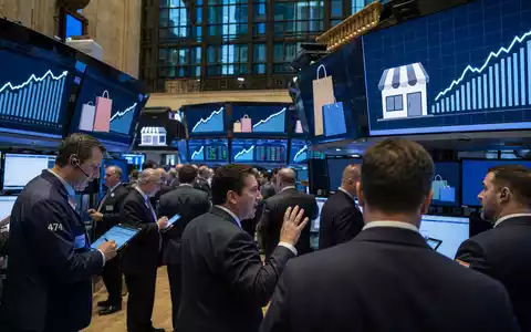 Simon Property Group US8288061091 illustriert als Börsen-Editorial mit Händlern vor Einzelhandels-Sektor-Charts an der NYSE - Foto: THN
