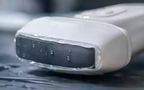 Siemens Healthineers DE000SHL1006 fokussiert Makroaufnahme einer unmarkierten Ultraschallsonde mit glÀnzenden Geltropfen im Detail - Foto: THN