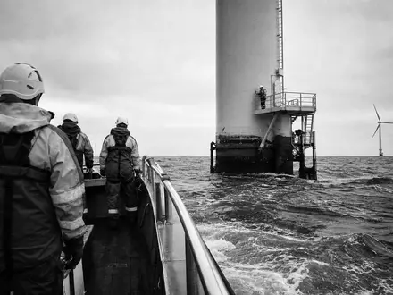 Siemens Energy AG (DE000ENER6Y0) errichtet Offshore-Windparks in Nord- und Ostsee, Techniker erreichen Turbine per Boot - Foto: THN