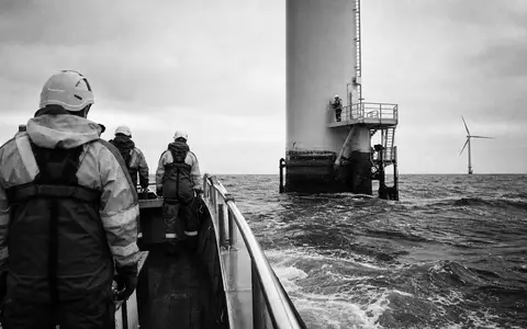 Siemens Energy AG (DE000ENER6Y0) errichtet Offshore-Windparks in Nord- und Ostsee, Techniker erreichen Turbine per Boot - Foto: THN