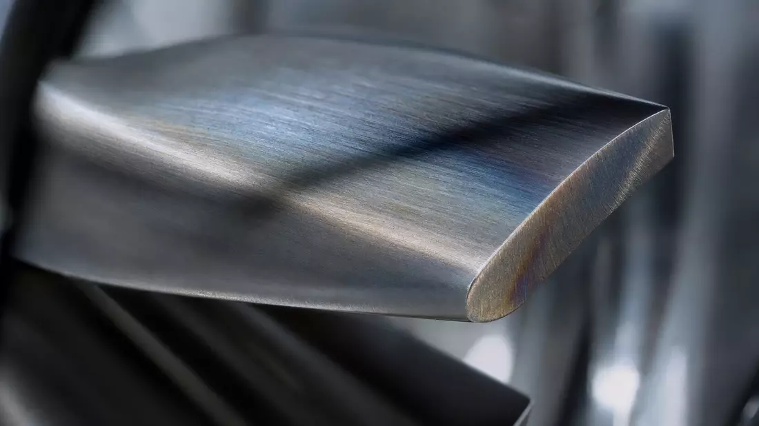 Extreme Makroaufnahme einer metallischen Turbinenschaufel mit feiner Oberflächenstruktur
