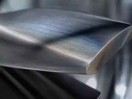 Siemens Energy AG (DE000ENER6Y0) fertigt präzise Turbinenschaufeln, hier eine Makroaufnahme der metallischen Oberflächenstruktur im Detail - Foto: THN