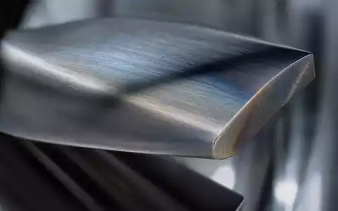 Siemens Energy AG (DE000ENER6Y0) fertigt präzise Turbinenschaufeln, hier eine Makroaufnahme der metallischen Oberflächenstruktur im Detail - Foto: THN