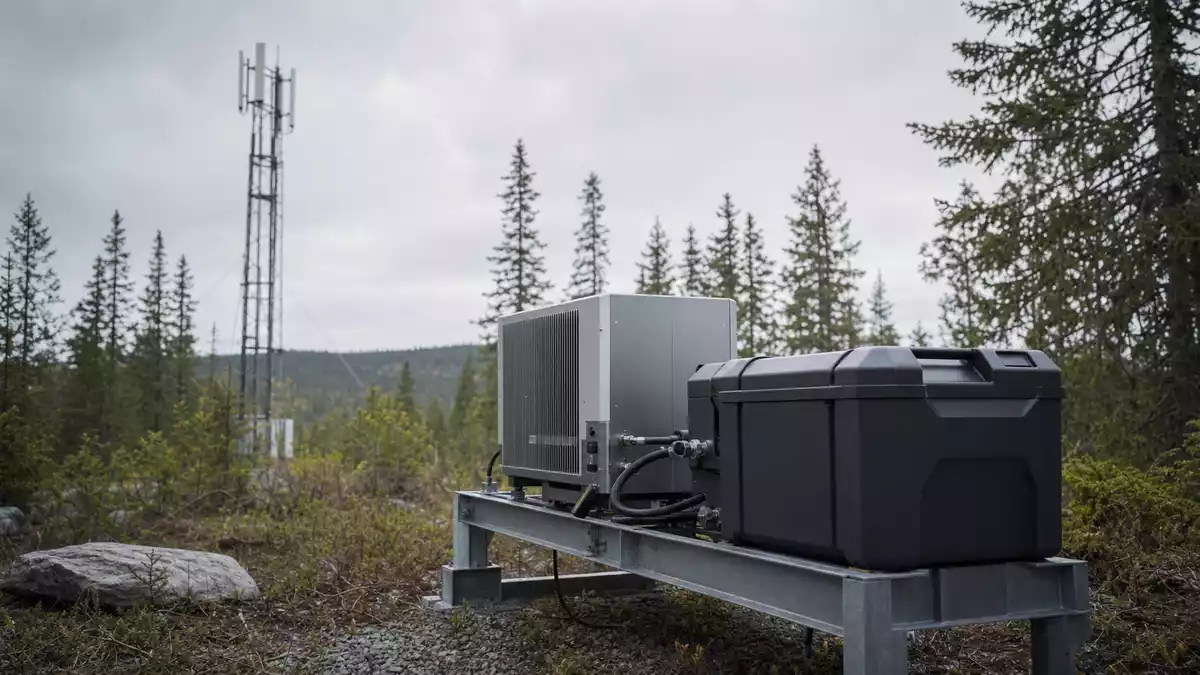 Brennstoffzellenmodul mit Methanolkartusche im Wald für Off-Grid-Stromversorgung