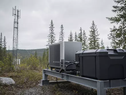 SFC Energy AG DE0007568578 zeigt Brennstoffzellenmodul mit Methanolkartusche für Off-Grid-Versorgung im Wald - Foto: THN
