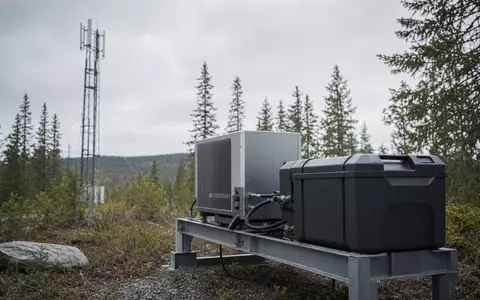 SFC Energy AG DE0007568578 zeigt Brennstoffzellenmodul mit Methanolkartusche für Off-Grid-Versorgung im Wald - Foto: THN