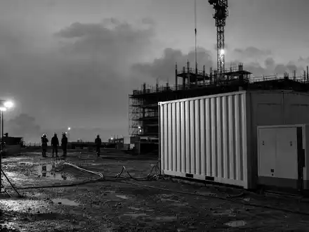 SFC Energy AG DE0007568578 dokumentiert einen Baustellen-Container mit Brennstoffzelle in dramatischer Schwarzweiß-Reportage bei Nacht - Foto: THN