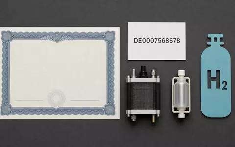 SFC Energy AG DE0007568578 zeigt ein Flatlay mit Aktienzertifikat, ISIN-Karte, Brennstoffzelle und Wasserstoffzylinder-Symbol - Foto: THN