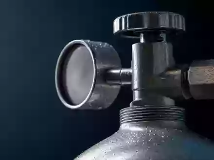 SFC Energy AG DE0007568578 zeigt eine Makroaufnahme eines Wasserstoffzylinder-Ventils mit feinen glänzenden Metalldetails - Foto: THN
