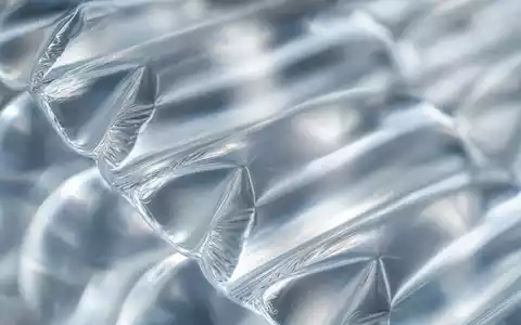 Sealed Air Corp. (US81211K1007): Makroaufnahme von transparenter Luftpolsterfolie mit Licht, das durch die Luftkammern bricht - Foto: THN