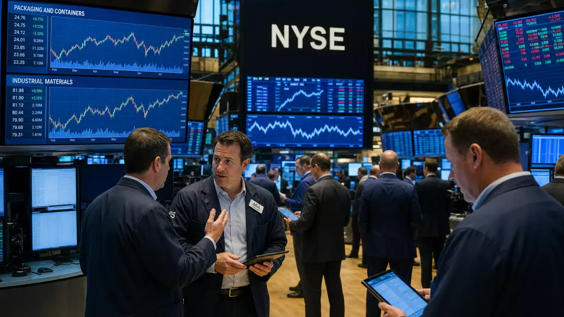 Börsenhändler diskutieren vor Bildschirmen mit Verpackungssektor-Charts auf dem NYSE-Handelsparkett