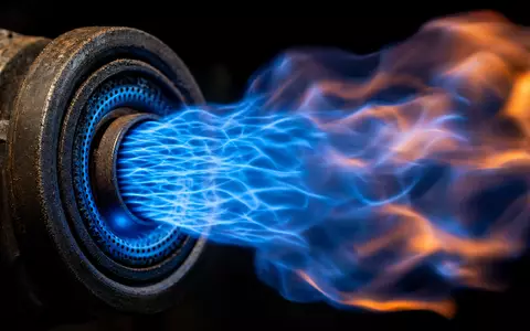 Extreme Makroaufnahme einer flackernden blauen Erdgasflamme veranschaulicht das KerngeschÀft von Sempra mit ISIN US8168511090 - Foto: THN