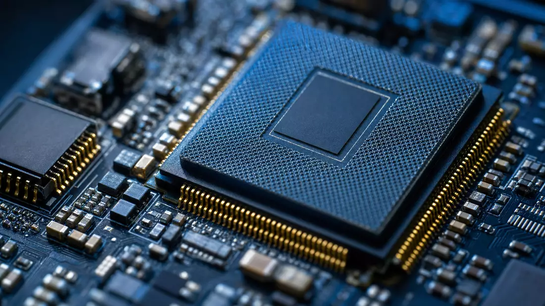 Makroaufnahme eines Verschlüsselungs-Mikrochips mit goldenen Kontaktpins