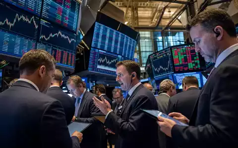 ServiceNow Inc. (US81762P1021) wird im Börsen-Editorial mit Händlern vor Kursbildschirmen der Börse dargestellt - Foto: THN