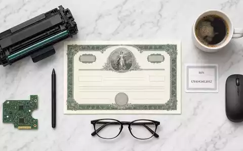 HP Inc. Aktienzertifikat und ISIN-Karte US40434L1052 im Flatlay mit Elektronik-Utensilien auf Marmor - Foto: THN