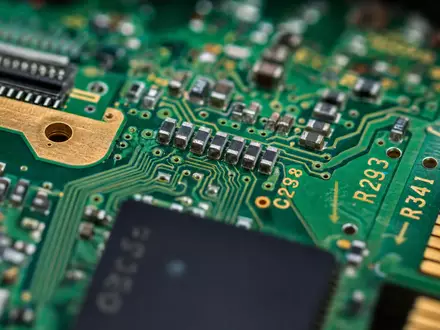 HP Inc. Platinen-Makroaufnahme zeigt goldene Leiterbahnen und Chips im Detail, ISIN US40434L1052 - Foto: THN