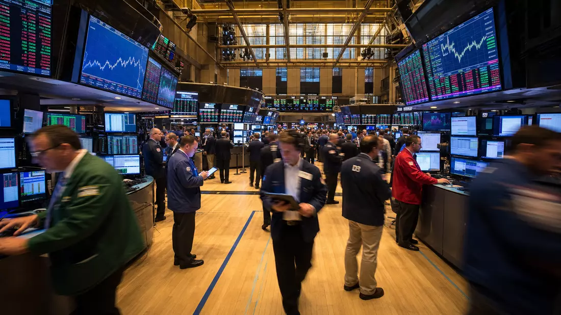 NYSE-Handelsparkett mit Händlern und Technologie-Sektorcharts für HP Inc. Elektronikaktie