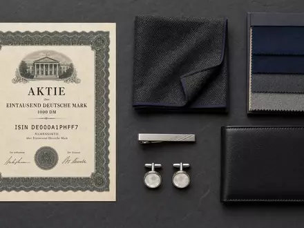 Hugo Boss AG DE000A1PHFF7 – Flatlay mit Aktienzertifikat, Manschettenknöpfen und Stoffmustern für Premiummode - Foto: THN
