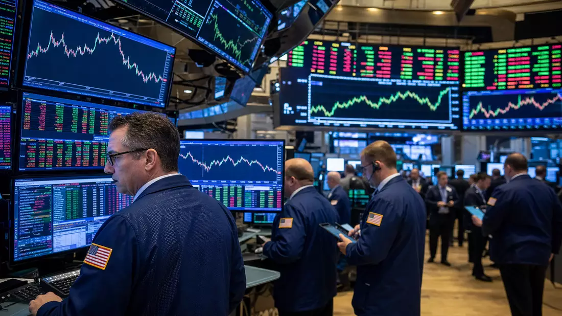 NYSE-Handelsparkett mit Börsenhändlern und Software-Sektor-Kurs-Bildschirmen im Hintergrund
