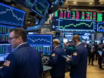 HubSpot Aktie US4435731009 NYSE Trading-Floor mit Händlern an Terminals und Software-Sektor-Charts auf Bildschirmen - Foto: THN