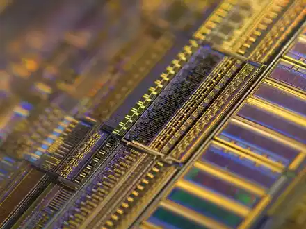 Makroaufnahme zeigt goldene Leiterbahnen eines Mikrochips, stellvertretend für Synopsys Inc. (ISIN US8716071076) Halbleiterdesign-Technologie im Detail - Foto: THN