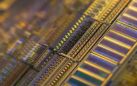 Makroaufnahme zeigt goldene Leiterbahnen eines Mikrochips, stellvertretend für Synopsys Inc. (ISIN US8716071076) Halbleiterdesign-Technologie im Detail - Foto: THN