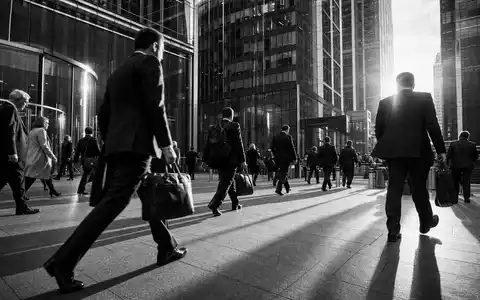 Schwarzweiß-Reportagefoto von Berufstätigen im Finanzviertel, thematisch verbunden mit T. Rowe Price Group, ISIN US74144T1088, Vermögensverwaltung - Foto: THN