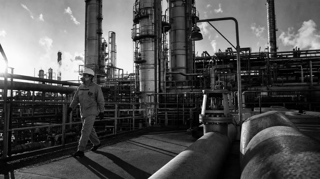 Schwarzweiß-Reportage einer Chemieanlage mit Arbeiter, Symrise AG DE000SYM9999