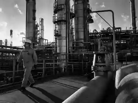 Symrise AG (DE000SYM9999) SW-Reportage dokumentiert Arbeiter auf Plattform einer Chemieanlage mit Destillationstürmen - Foto: THN