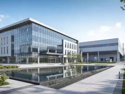 Symrise AG (DE000SYM9999) Architektur-Render präsentiert modernen Glas-Campus mit angrenzender industrieller Produktionsanlage und Wasserbecken im Vordergrund - Foto: THN