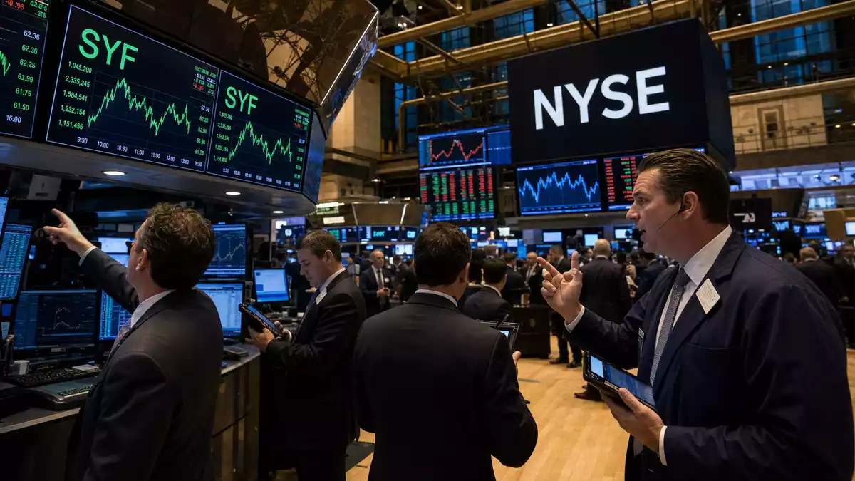 Trader auf dem NYSE-Handelsparkett vor Bildschirmen mit Kurscharts und Tickerkürzel