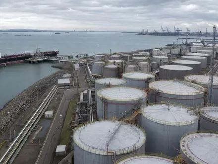 Koninklijke Vopak N.V. (ISIN NL0009432491) betreibt Tanklager-Terminals mit Tankschiffen an Hafenpiers weltweit - Foto: THN