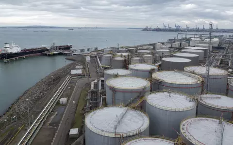 Koninklijke Vopak N.V. (ISIN NL0009432491) betreibt Tanklager-Terminals mit Tankschiffen an Hafenpiers weltweit - Foto: THN