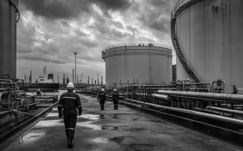 Koninklijke Vopak N.V. (ISIN NL0009432491) beschäftigt Terminalarbeiter, die zwischen Tanklager-Anlagen im Hafen inspizieren - Foto: THN