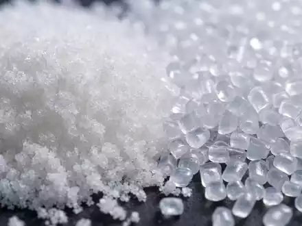 Makroaufnahme von Milchsäurekristallen zeigt die Rohstoffbasis von Corbion N.V. (ISIN NL0010583399) für Bioingredienzien - Foto: THN