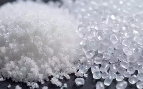 Makroaufnahme von Milchsäurekristallen zeigt die Rohstoffbasis von Corbion N.V. (ISIN NL0010583399) für Bioingredienzien - Foto: THN